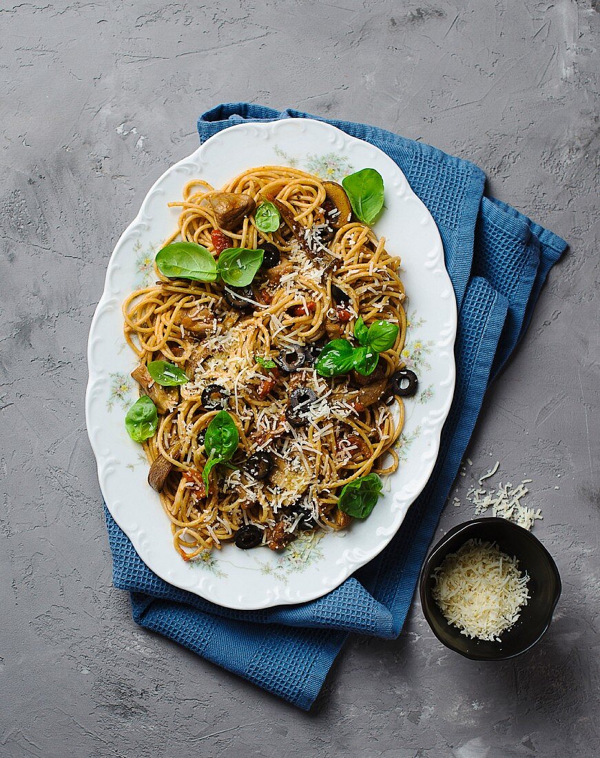 Spaghetti mit Hähnchen, Oliven, Tomaten und Parmesan