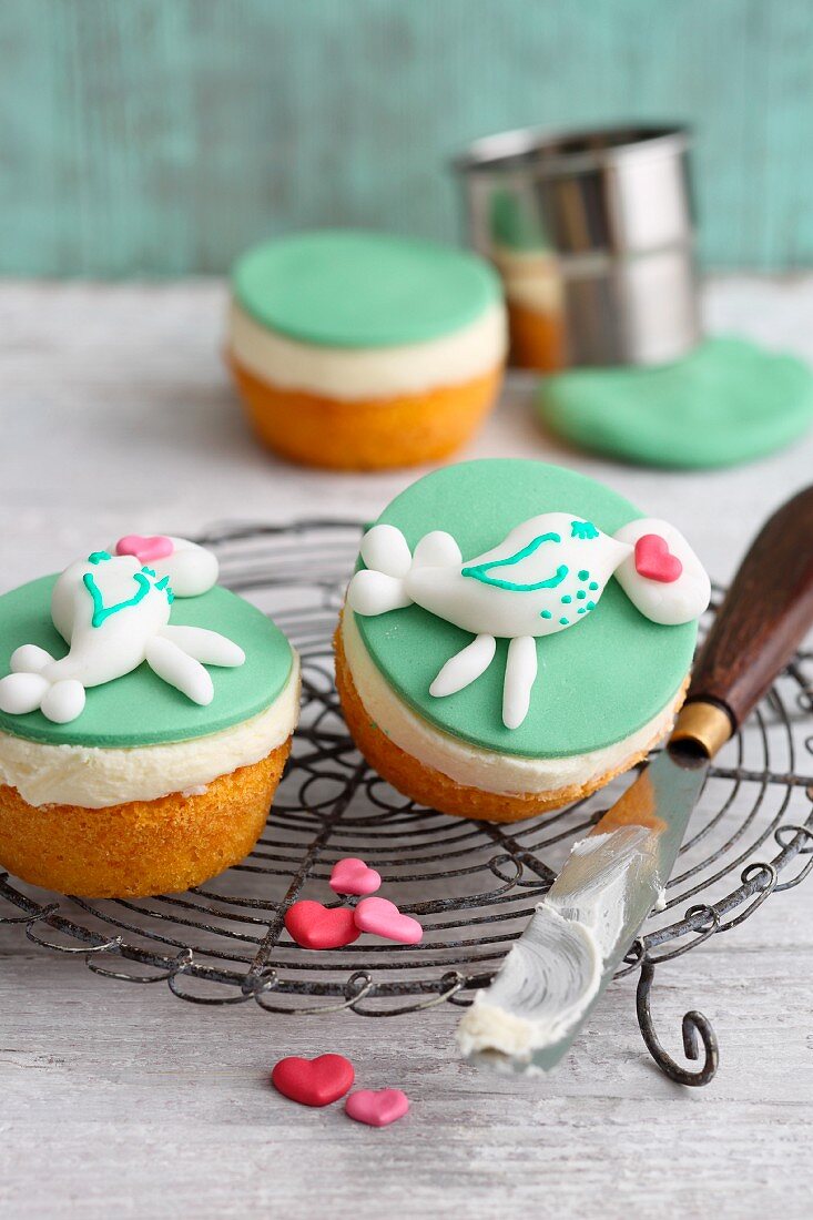 Liebes-Cupcakes mit Buttercreme und grüner Fondantdeko