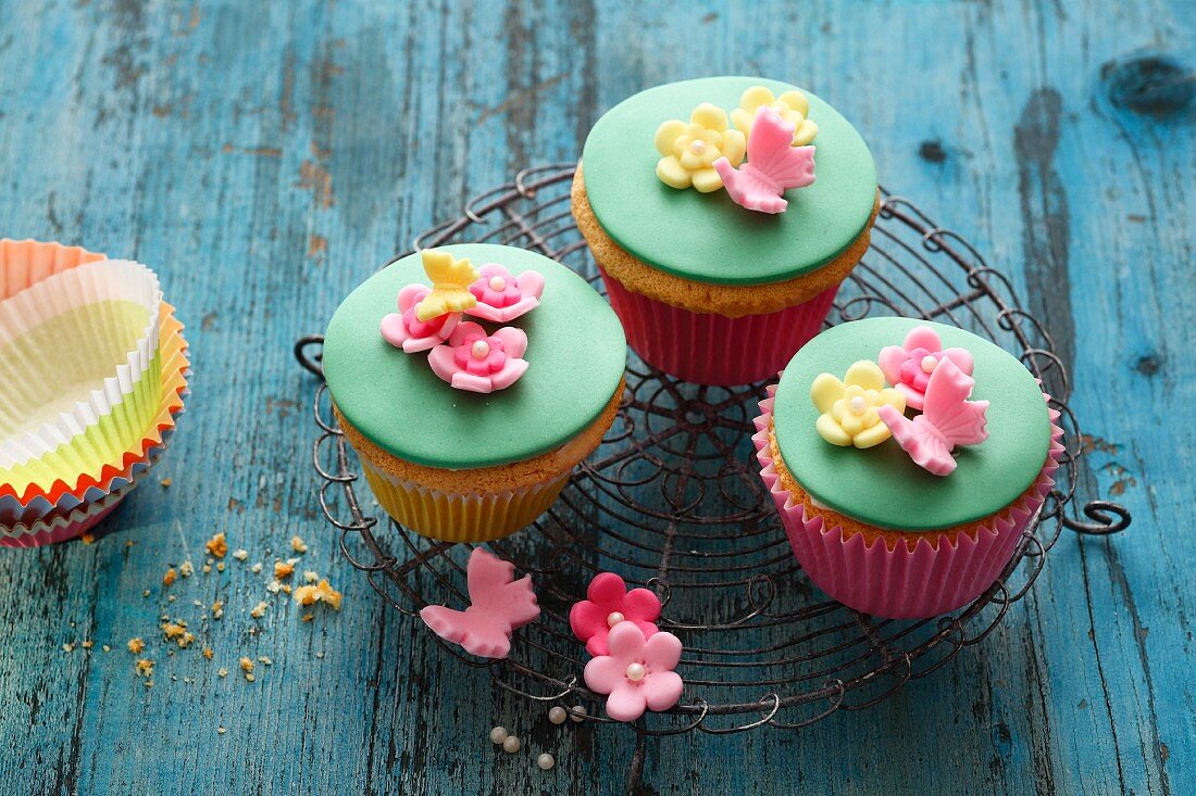 Flower Power muffins with colourful fondant decorations