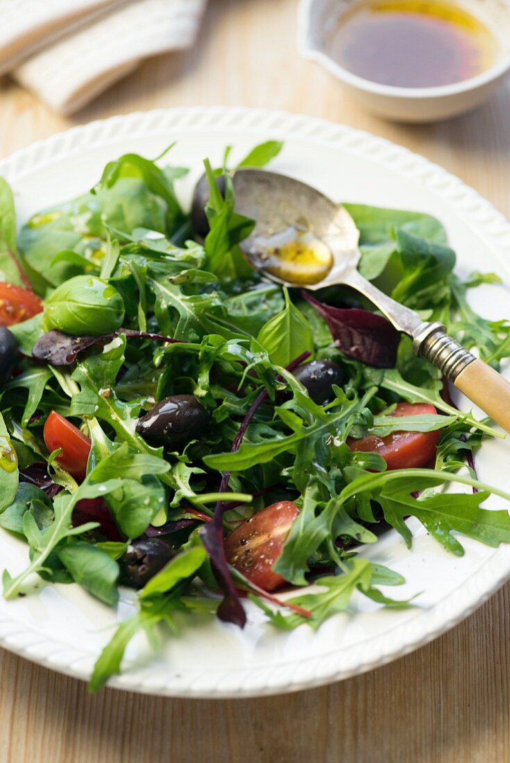 Rocket salad with tomatoes and olives