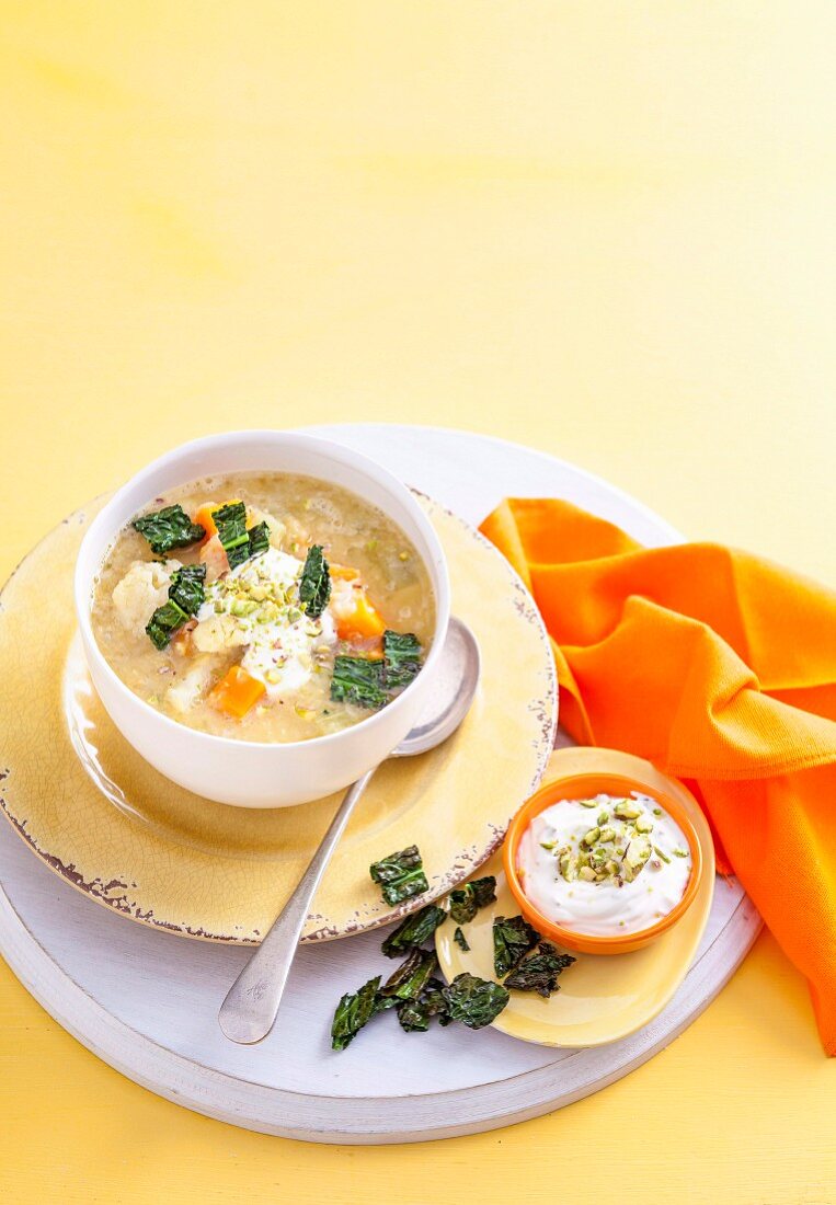 Linsensuppe mit Grünkohlchips