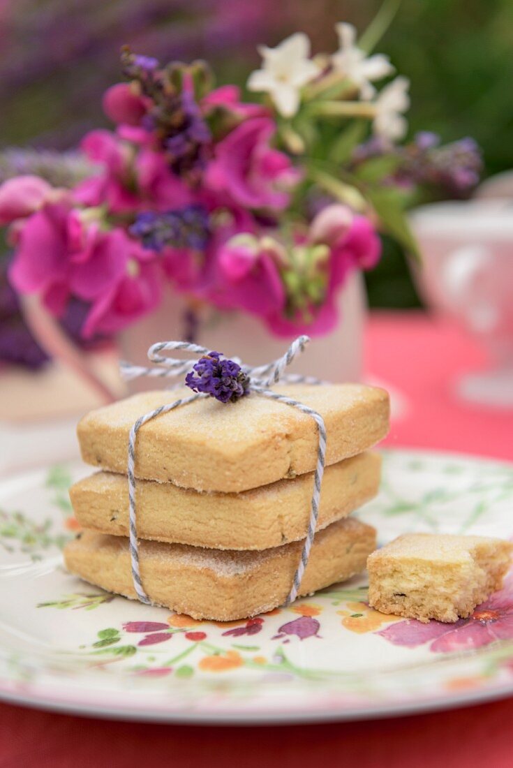 Lavendel-Shortbread auf sommerlichem Tisch im Freien