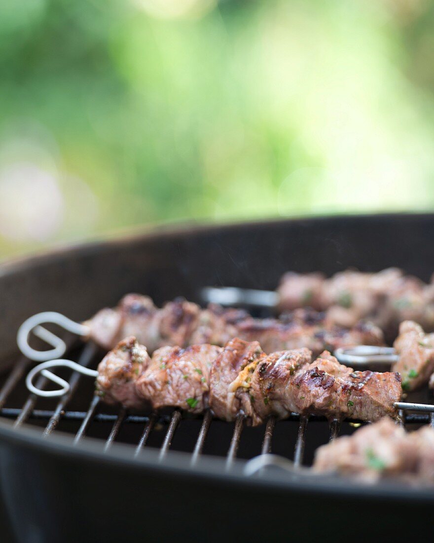 Gegrillte Lammspiesse auf dem Grillrost