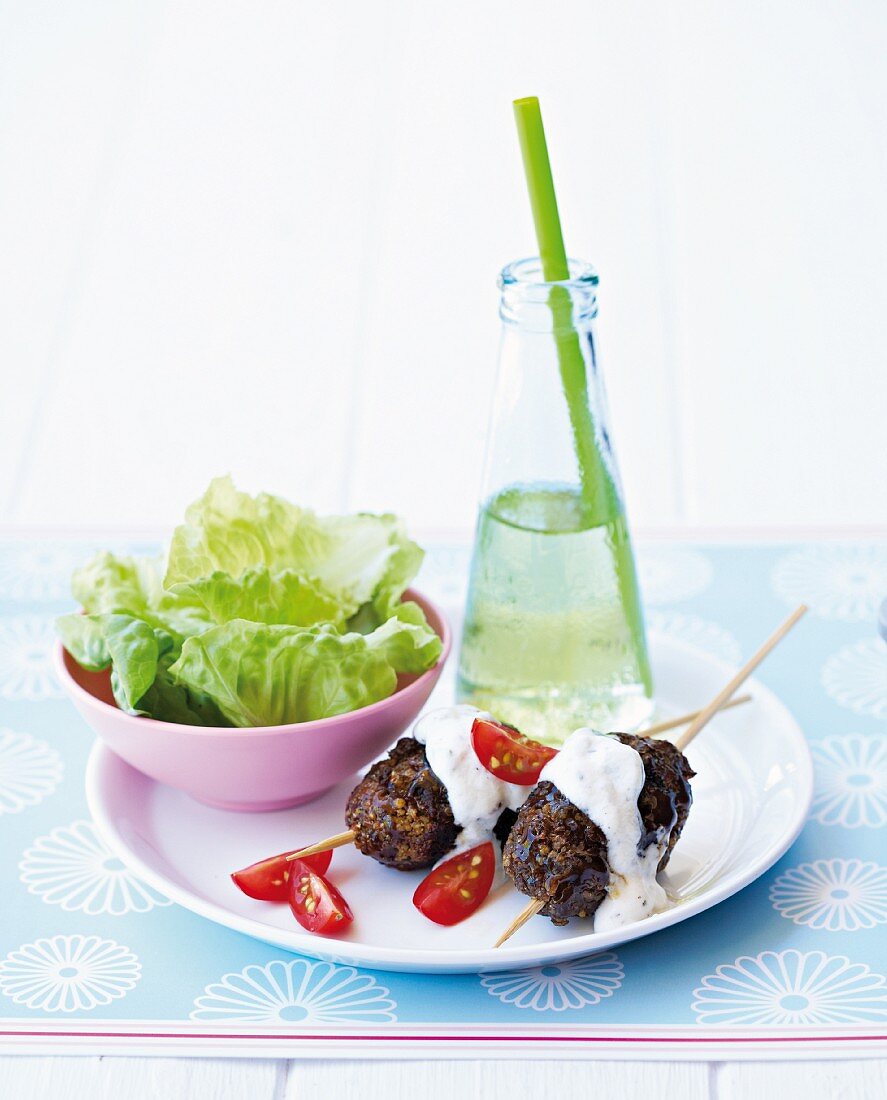 Türkische Koftas mit Salatblättern