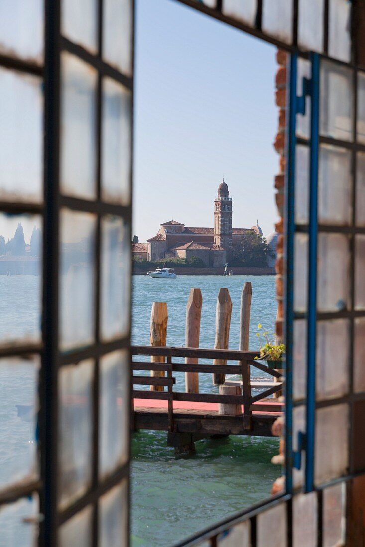 Blick durch das Fabrikfenster der Glasbläserei nach Cannaregio auf der Insel Murano bei Venedig, Italien