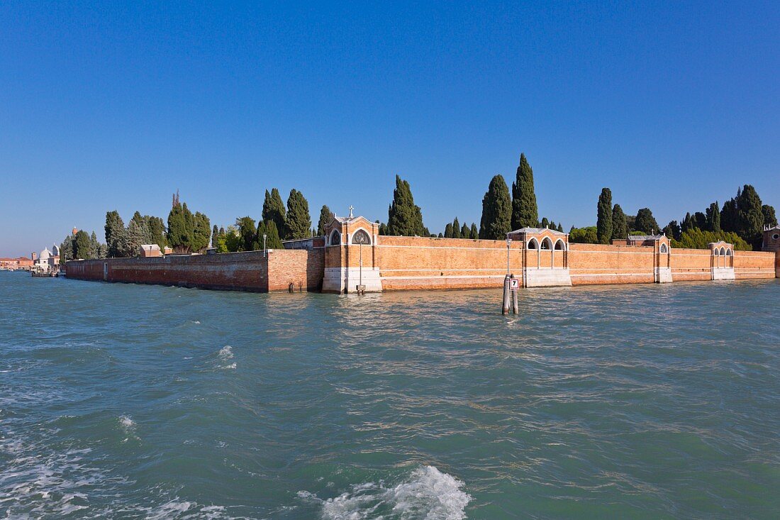 Mauern umgeben die Friedhofsinsel San Michele, bei Venedig, Italien