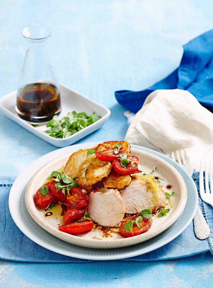 Hähnchensalat mit Tomaten und Halloumi