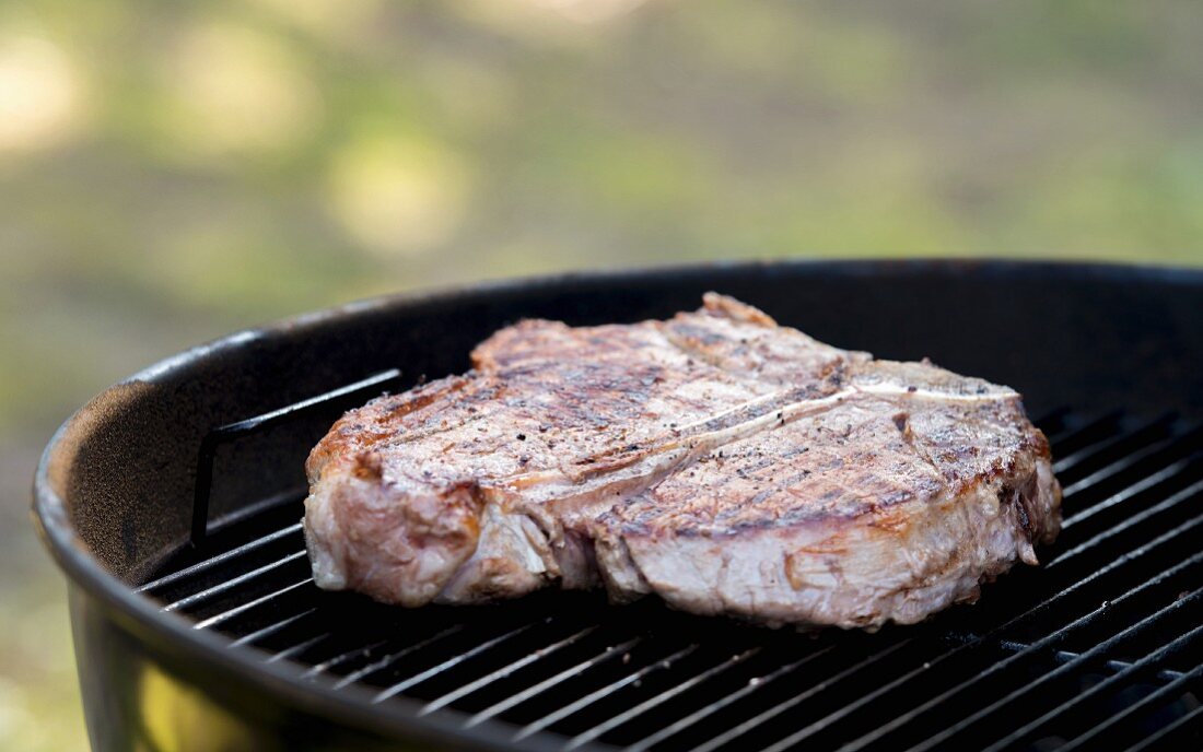 Porterhousesteak auf Grillrost