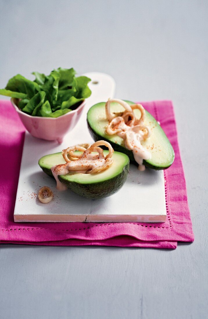 Avocado mit Tintenfischringen und Mayonnaise-Joghurt-Sauce