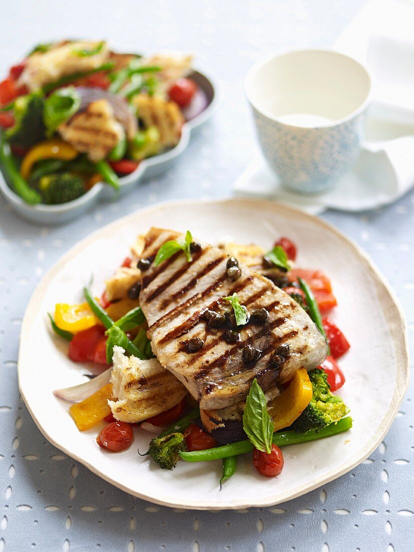 Schwertfisch mit Panzanella (Brotsalat)