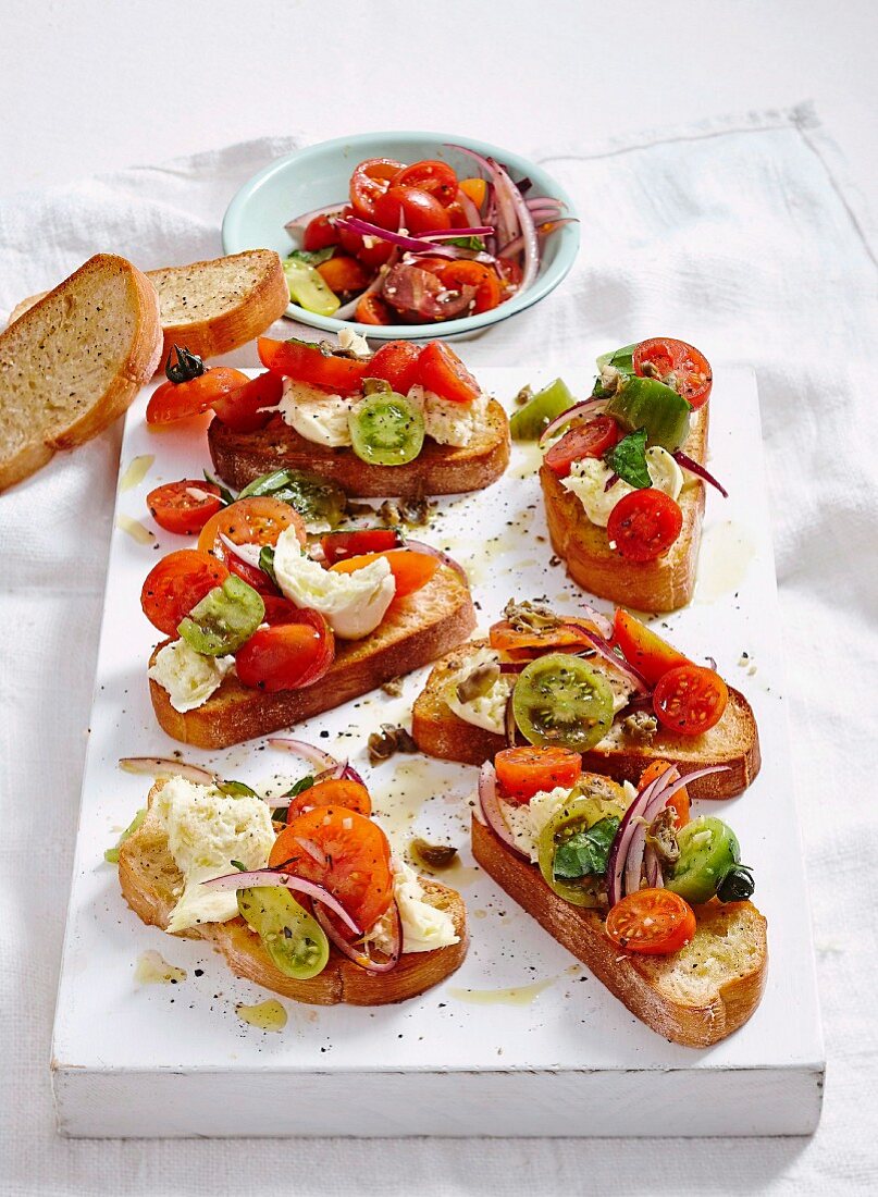 Bruschetta caprese (Röstbrot mit Tomaten & Mozzarella)