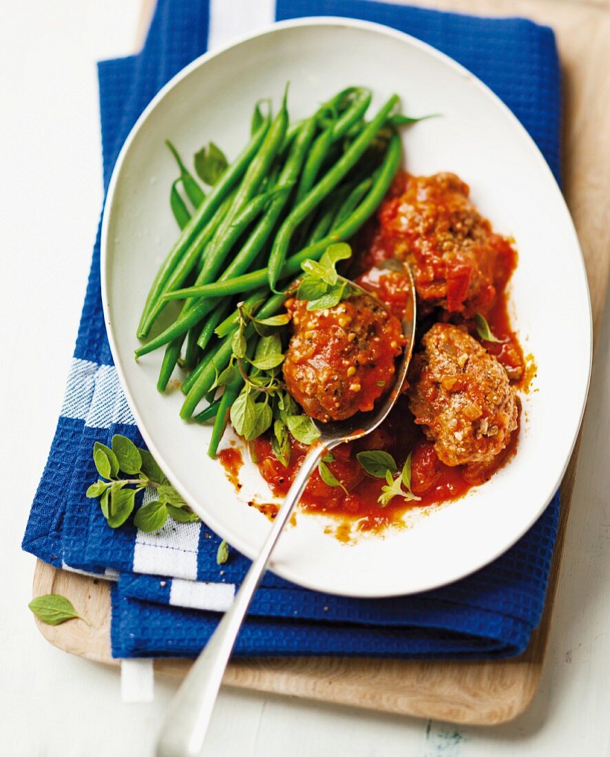 Straussenhackbällchen mit Tomatensauce und grünen Bohnen