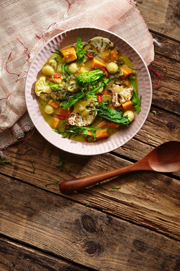 Süsskartoffelcurry mit Stängelkohl, Blumenkohl und Macadamianuss