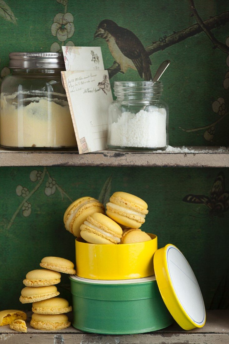 Macaroons with pineapple mousse