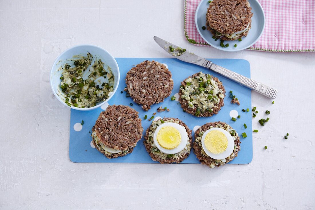 Kürbiskernbrot mit Kräuteraufstrich & hartgekochten Eiern