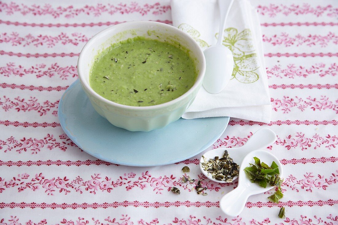 Pea sauce with avocado