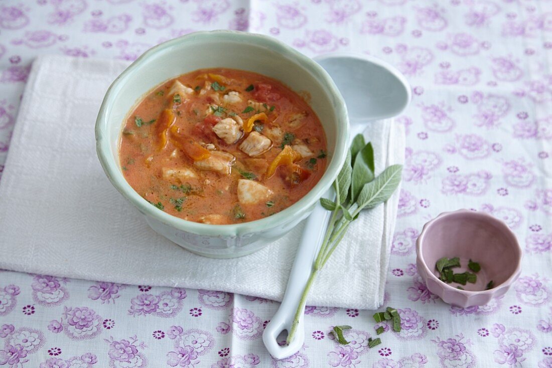 Tomaten-Aprikosen-Sauce mit Salbei