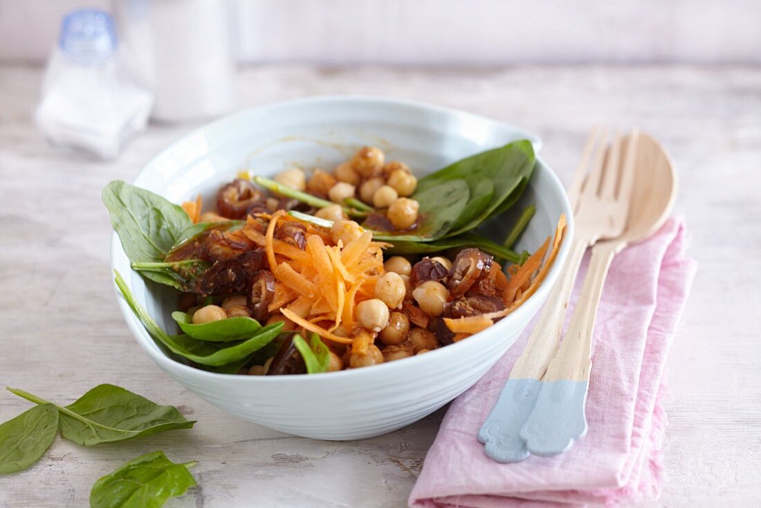 Chickpeas salad with young spinach and dates