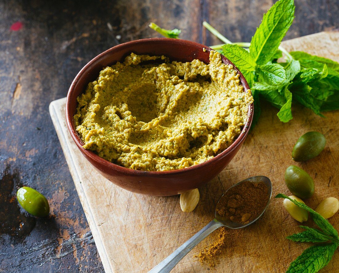 Grüne Oliven-Curry-Paste