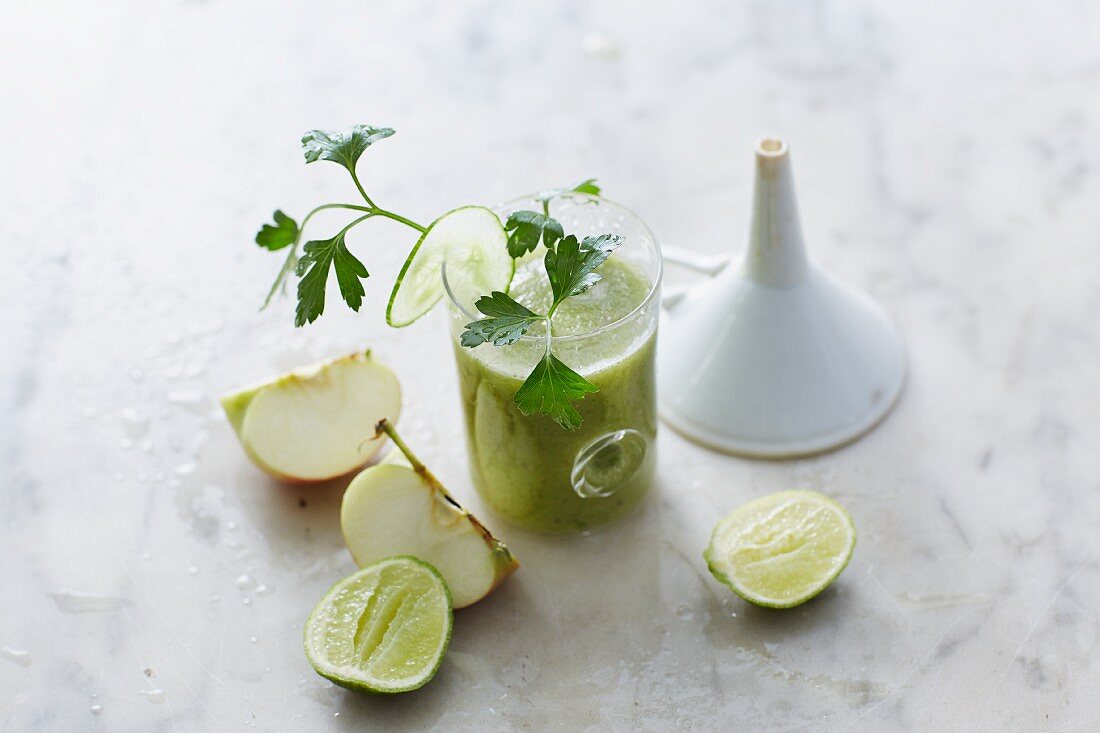 Cucumber and parsley smoothies with apple and lime