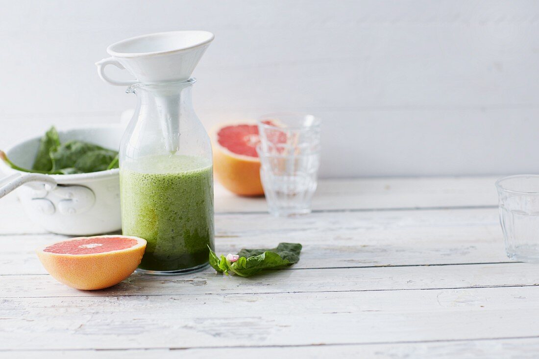 A spinach and grapefruit smoothie with ginger