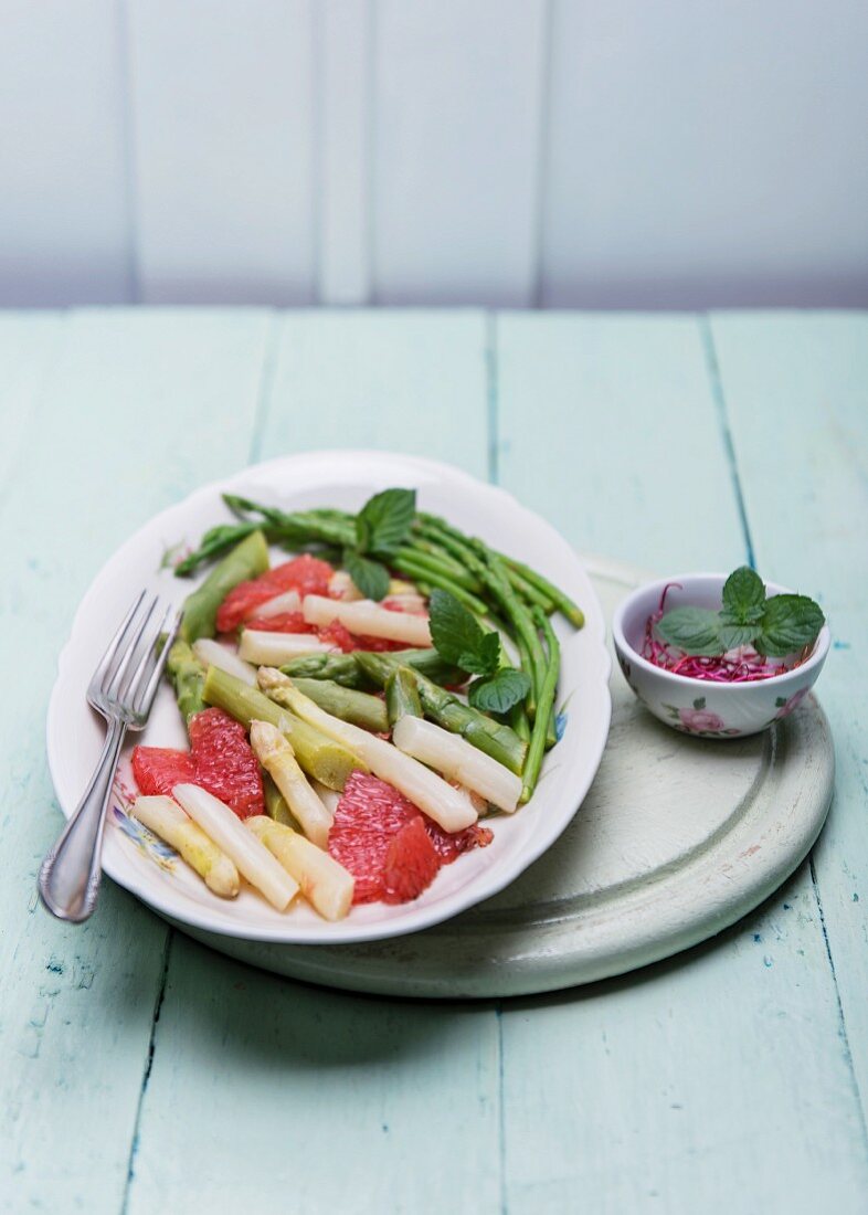 Spargelsalat mit Grapefruit, frischer Minze und Rote-Bete-Sprossen