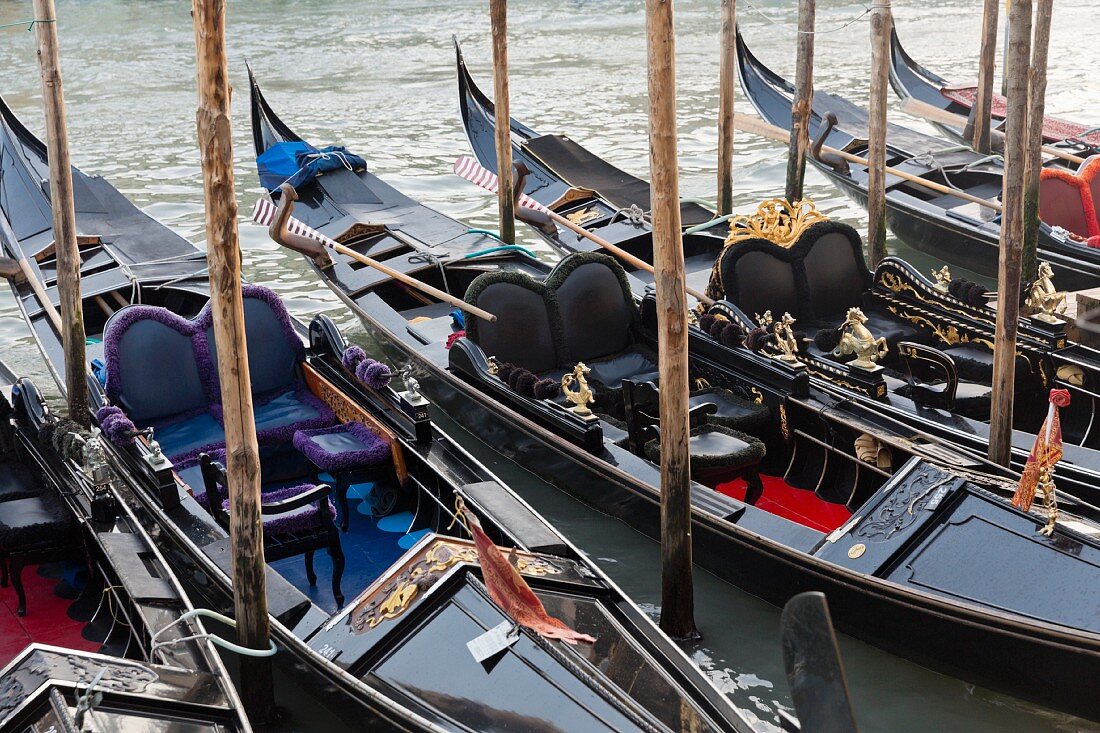 Kunstfertige Gondeln, Venedig, Italien