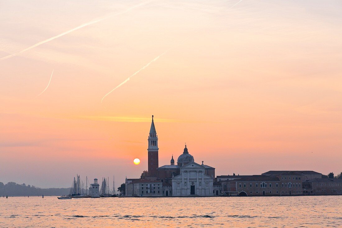 Aufgehende Sonne über der Chiesa di San Giorgio Maggiore, Venedig, Italien