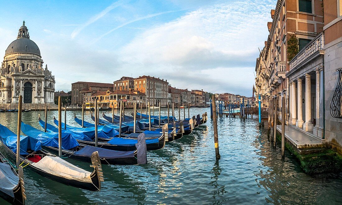 Gondeln auf dem Canal Grande, Venedig, Italien