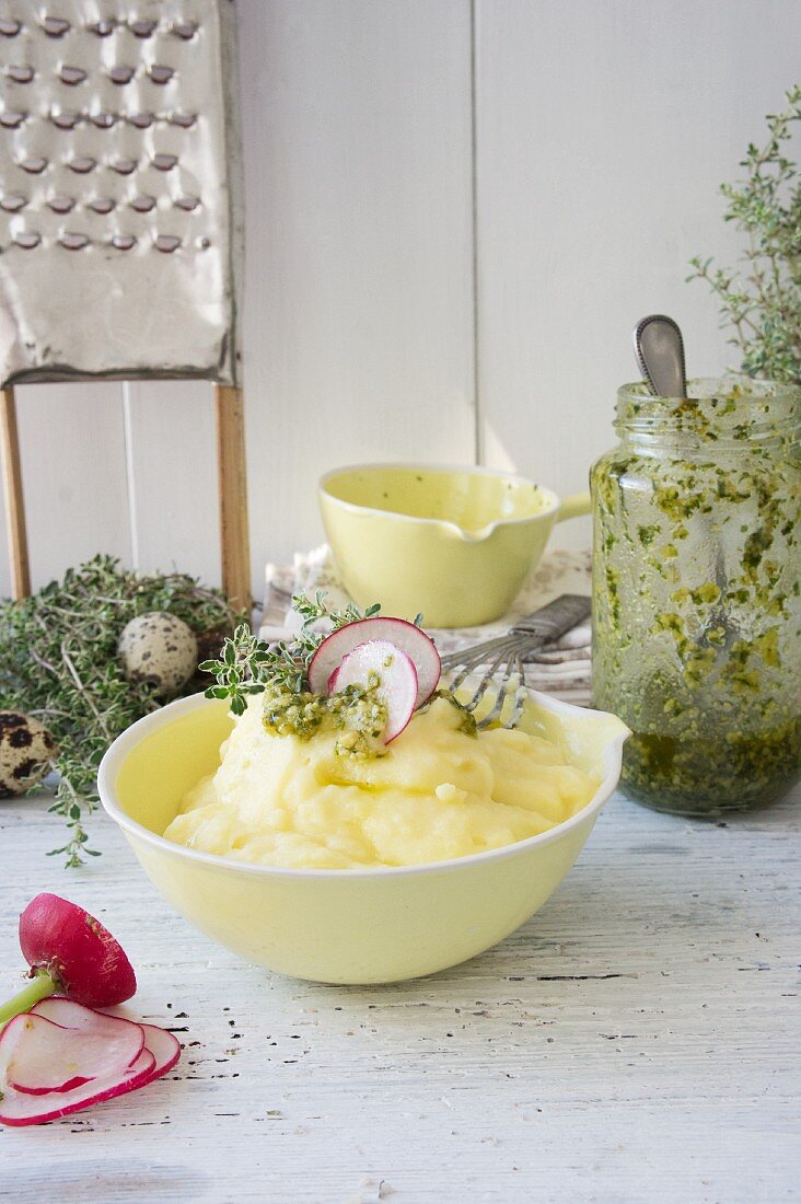 Mashed potatoes with thyme and radishes