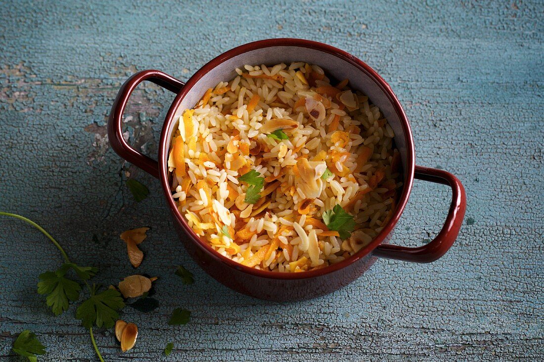 Almond and carrot rice with parsley