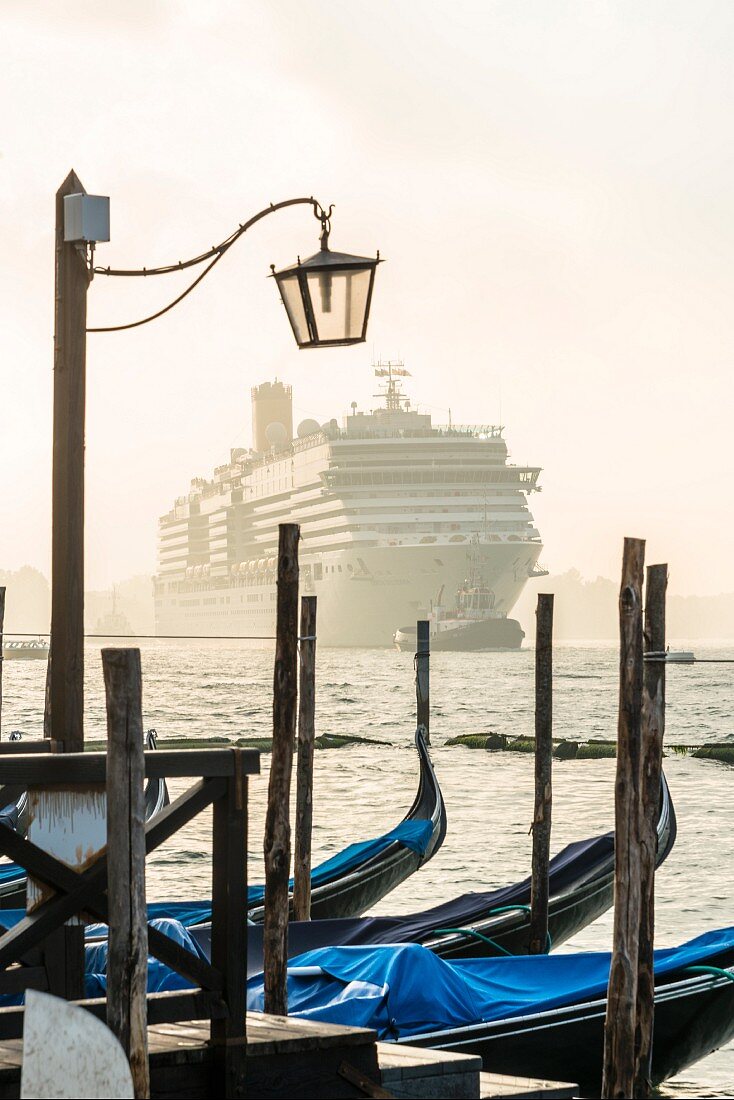 Gondeln vor einem Kreuzfahrtschiff, Venedig, Italien