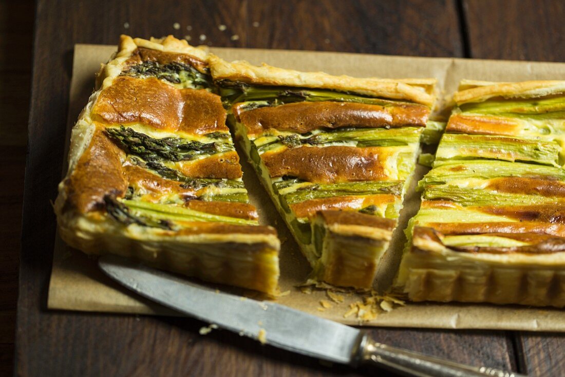Asparagus tart with a puff pastry base
