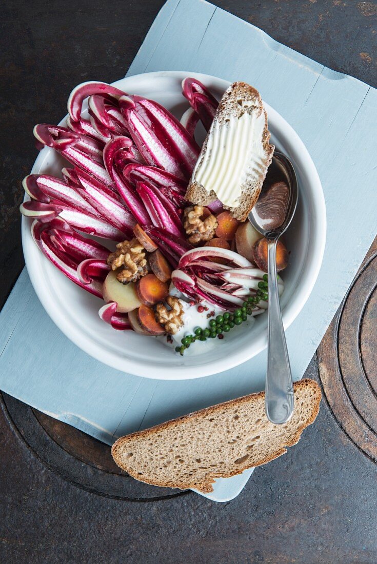 Radicchiosalat mit Cherie-Kartoffeln, Urkarotten, gerösteten Walnüssen, Joghurt und thailändischem grünen Pfeffer