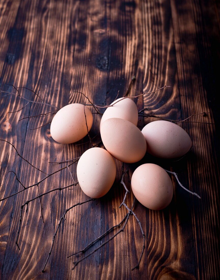 Frische Eier auf dunklem Holz
