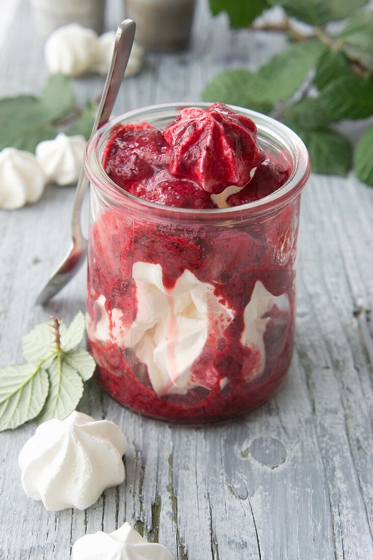 Meringue with raspberry mousse