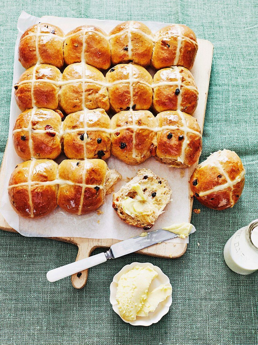 Hot cross buns (milk roll, England)