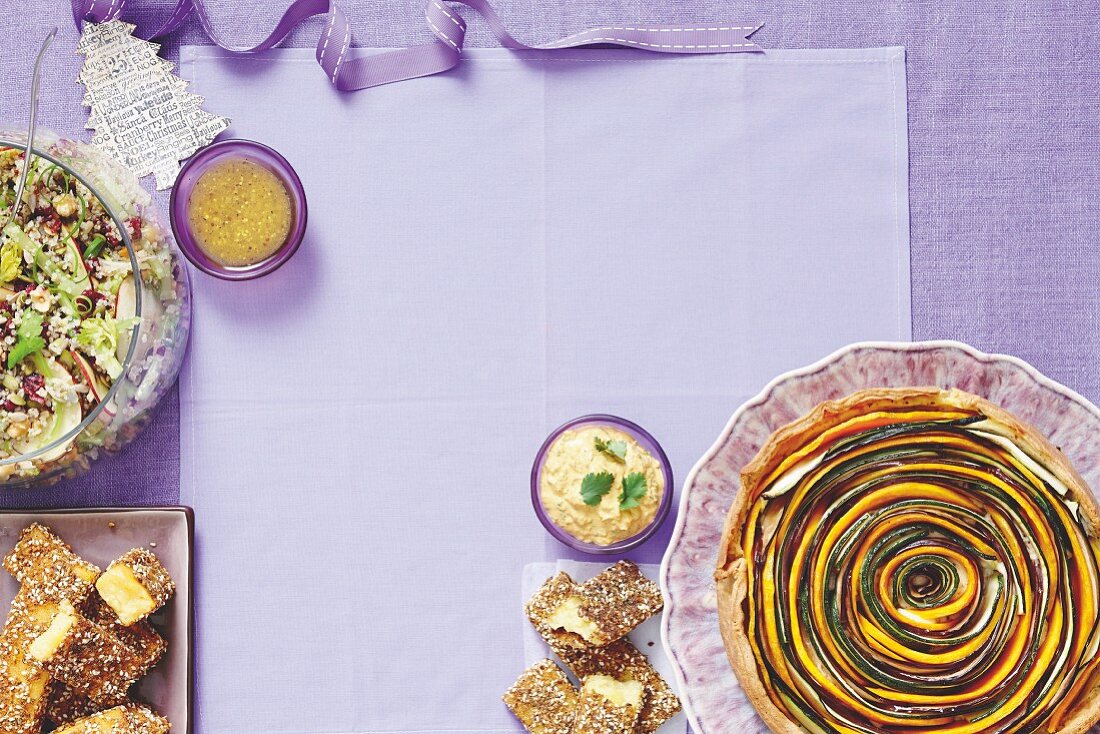 Fruchtiger Quinoasalat mit Nüssen, spiralförmiges Gemüsetörtchen und Dukkah-Polenta mit Chermoula zu Weihnachten