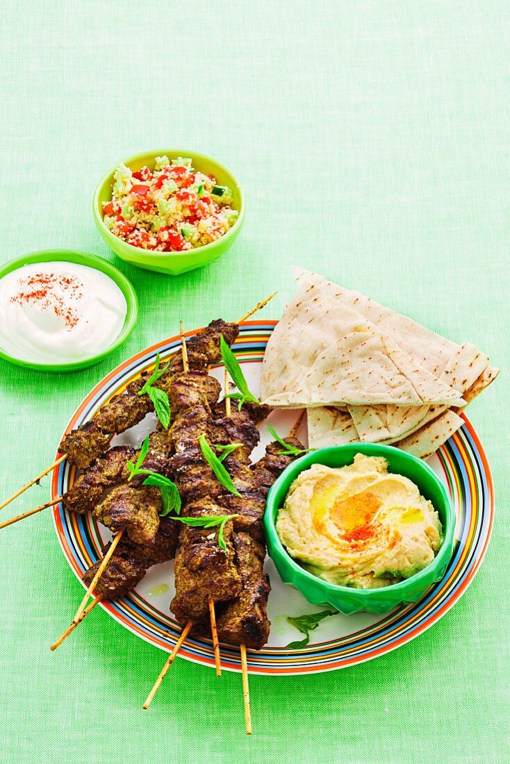 Shish Kebab (orientalische Lammspiesse) vom Grill mit Hummus und Fladenbrot