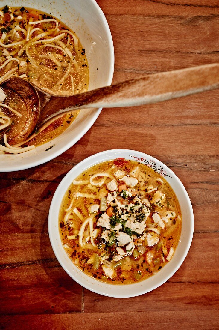 Hühnersuppe mit Nudeln, Sellerie, Karotten und Thymian