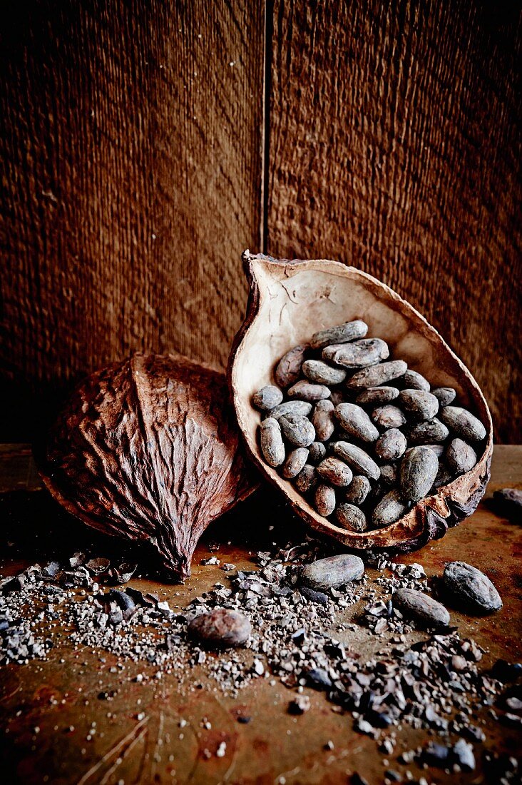 Cocoa pods and cocoa beans on a wooden surface