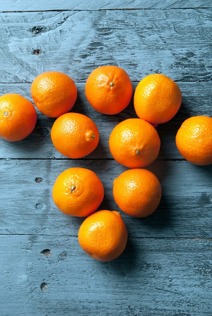 Mandarinen auf Holztisch