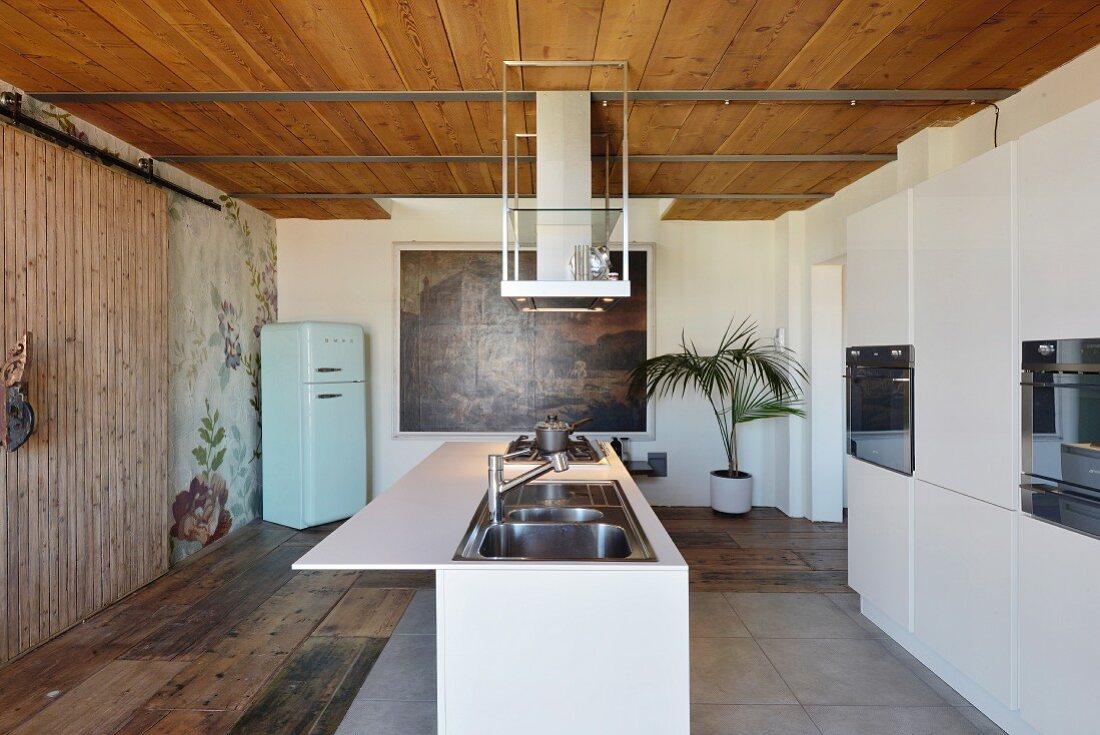 Moderne Kochinsel in rustikaler Küche