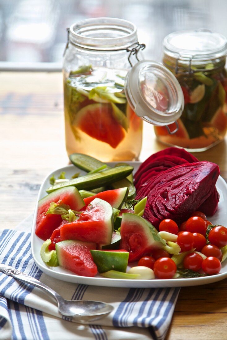 Eingelegtes Gemüse aus Russland (Rotkohl, Wassermelone, Gurke, Sellerie, Tomaten, Knoblauch, Dill)