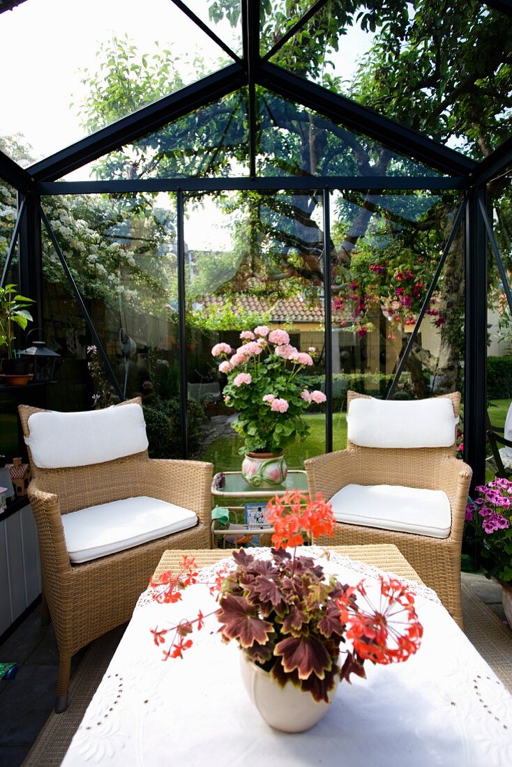 Sitzplatz in einem Glashaus im Garten
