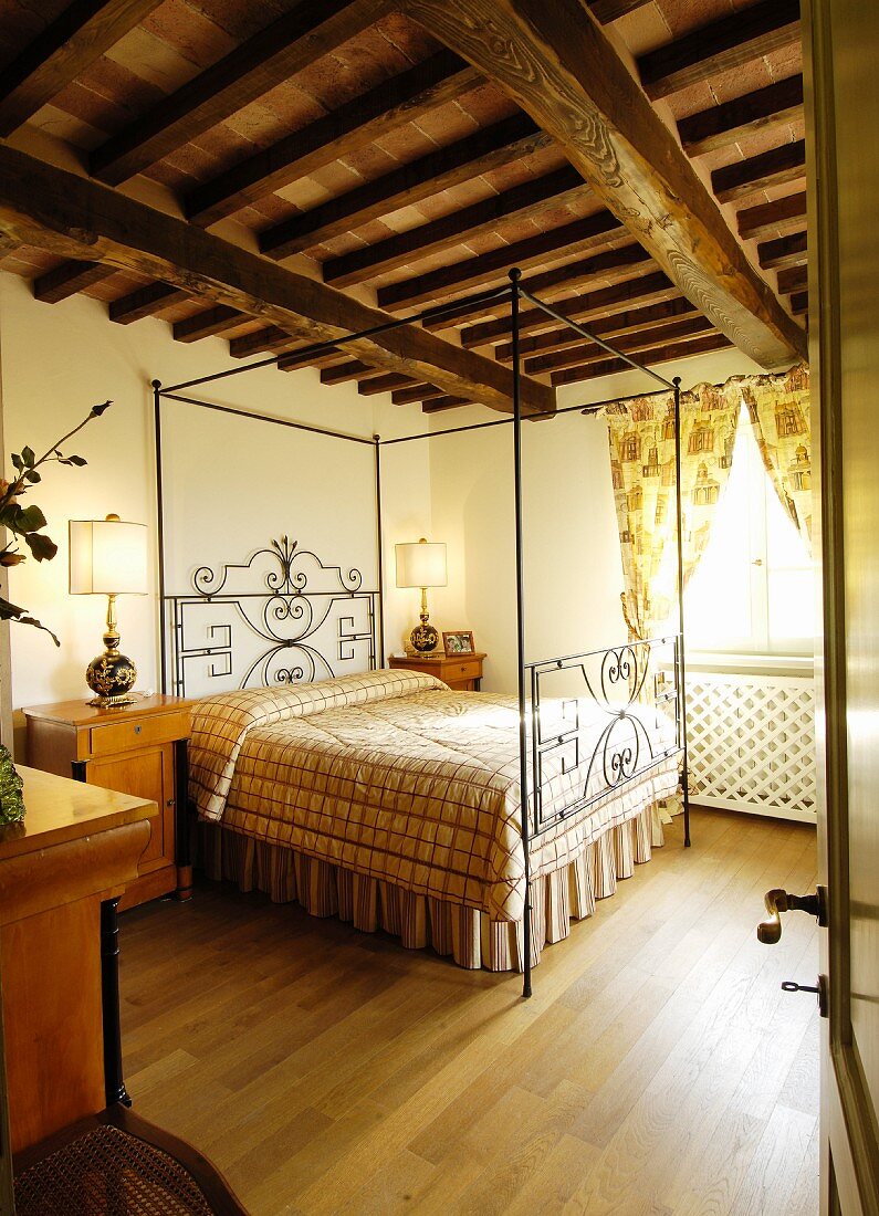 Himmelbett im mediterranen Schlafzimmer mit Holzdecke