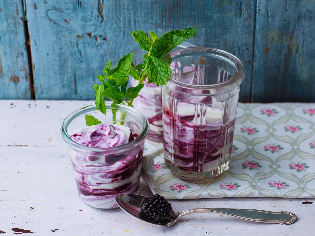 Blackberry and lemon cream with mint