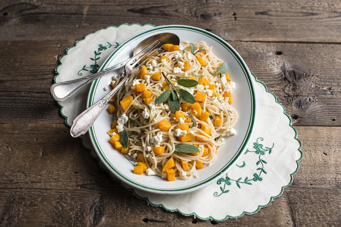 Pasta mit Butternusskürbis, Feta und Salbei