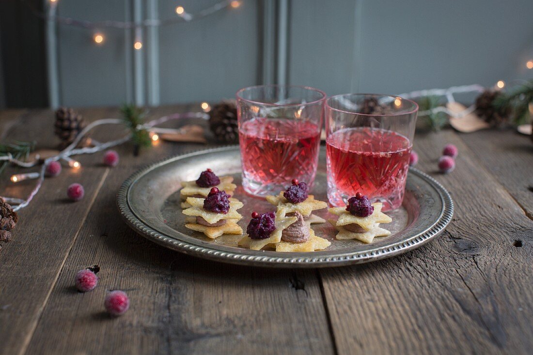 Tokyo Manhattan Cocktail mit Cranberrysaft und Blätterteigsterne mit Hähnchenleberpate und rotem Zwiebelconfit (weihnachtlich)