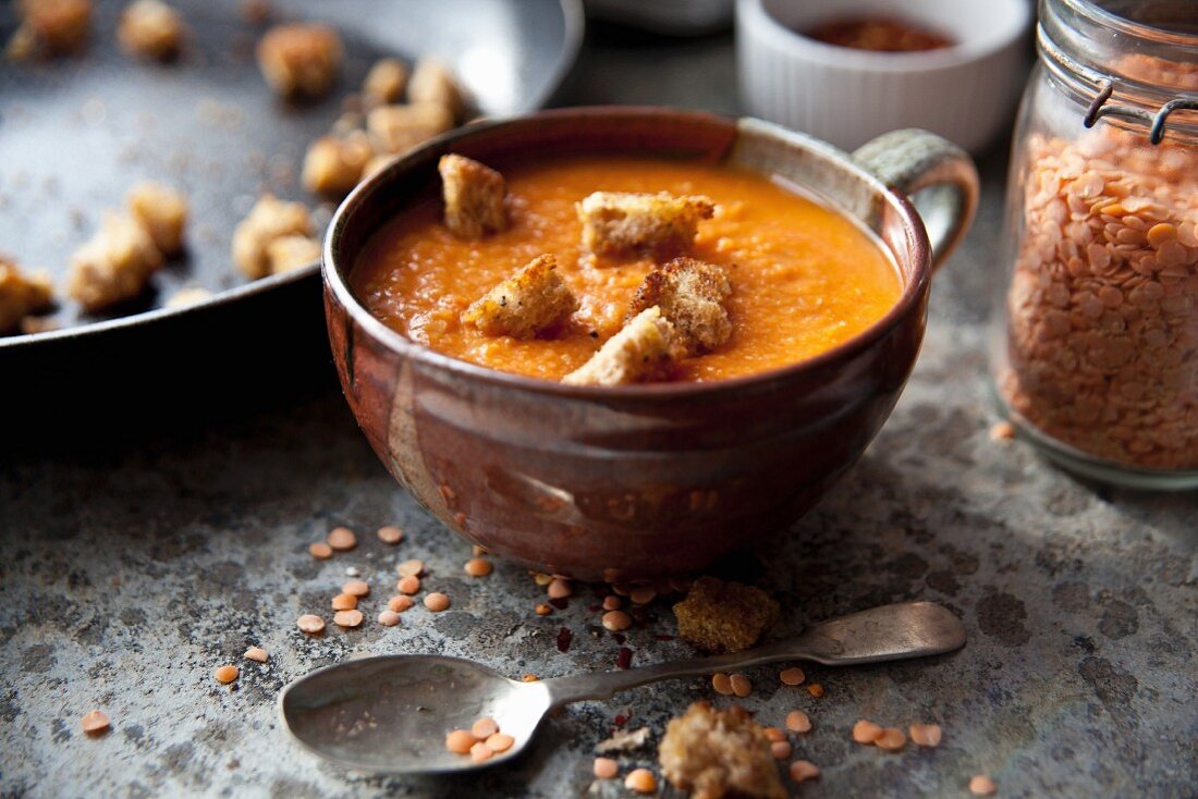 Linsen-Tomaten-Suppe mit Chili und Croûtons